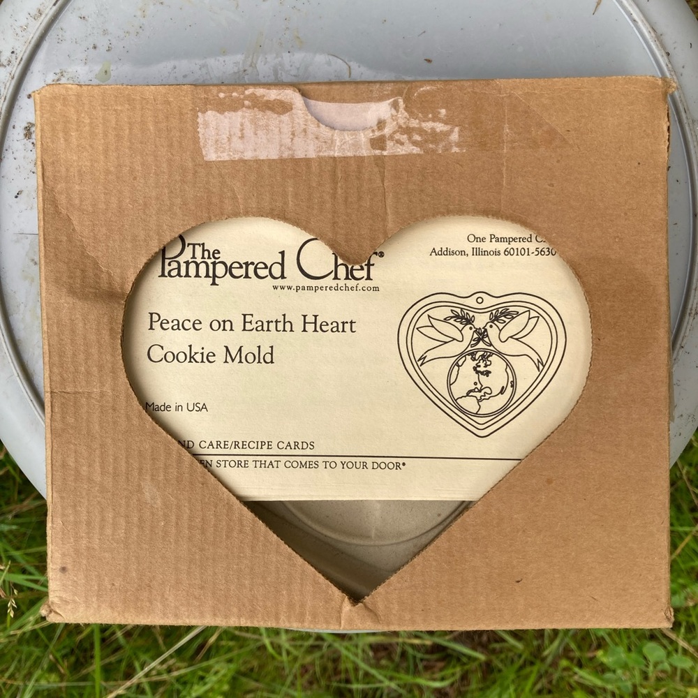 Pampered chef piece of earth cookie mold new in box